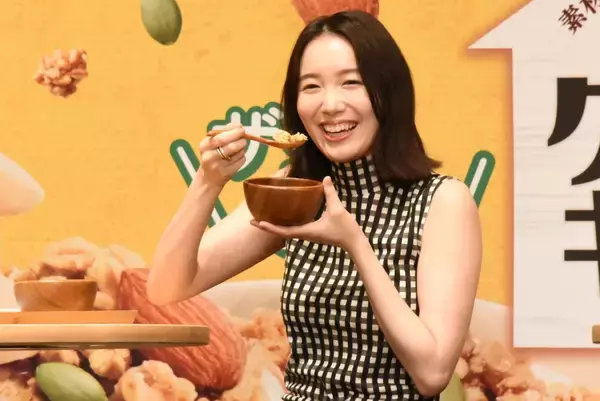 日清シスコ「グラノーラキッチン from ごろグラ」新商品発表会、飯豊まりえさんが“ザクッ”“ほろっ”な食感をレポート