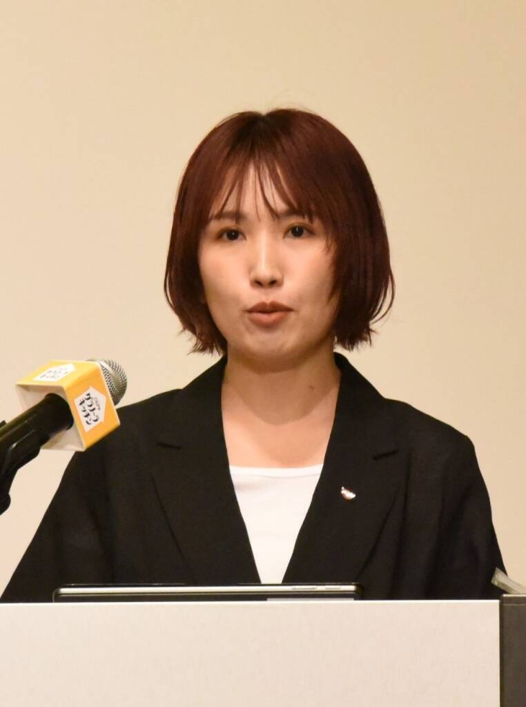 日清シスコ「グラノーラキッチン from ごろグラ」新商品発表会、飯豊まりえさんが“ザクッ”“ほろっ”な食感をレポート