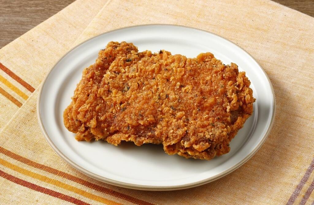 ローソン×JAL、機内スープ味の「からあげクン」登場　白くま風ロールなど全12品を発売