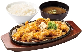 からやま、黒胡椒×ニンニク×レモンの限定メニュー「黒胡椒とり天のレモンステーキ定食」発売