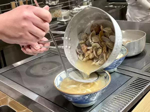 「丸亀製麺「山盛りあさりうどん」「うま辛担々うどん」発売、「鴨ねぎうどん」は販売延長、4月下旬まで」の画像