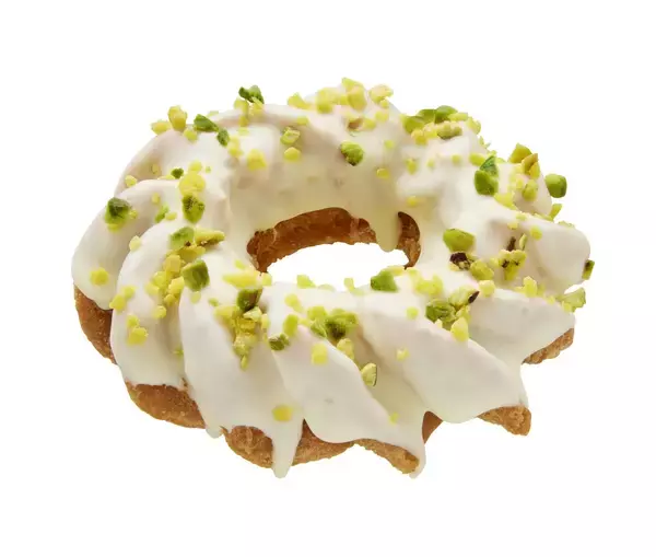 【KKD】“ザクぽろ”新食感の「クルーラー生地」を使った『ピスタチオ ホワイト チョコ クルーラー』など3種の春ドーナツ/ティードリンク2種も同時販売