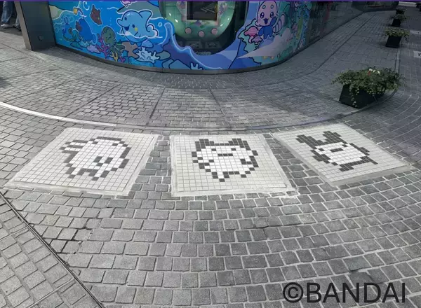 バンダイ本社前に「CO2を食べる自販機」の吸収材を活用したタイルアートを設置/アサヒ飲料