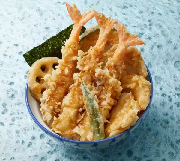 「人気メニュー「1.5倍海老鶏天丼」が“今だけ”復活　海老天3本、鶏天3個、野菜天入りで990円【さん天】」の画像