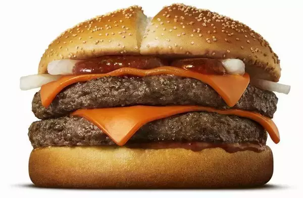 「サムライマック「旨辛ダブル肉厚ビーフ」「燻製風マヨトリプルベーコン肉厚ビーフ」発売、熟成唐辛子ソース・燻製風マヨソースの“新和風味”/マクドナルド」の画像