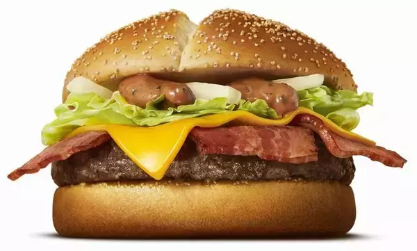 「サムライマック「旨辛ダブル肉厚ビーフ」「燻製風マヨトリプルベーコン肉厚ビーフ」発売、熟成唐辛子ソース・燻製風マヨソースの“新和風味”/マクドナルド」の画像