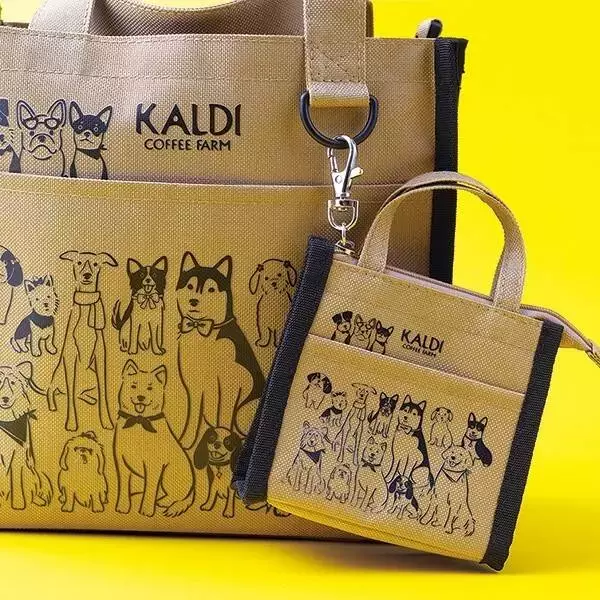 「カルディ“いぬの日ミニミニバッグポーチ”店頭販売スタート、肉球型チョコクランチ入りミニポーチ、オンラインでは即完売」の画像