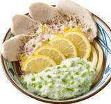 「丸亀製麺、秋の始めにあえて冷たいうどん「柑橘香る ねばとろ鶏ぶっかけうどん」「旨辛 豚つけ汁うどん」発売」の画像1