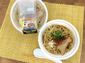 ファミマと「SUSURU TV.」初コラボ、「濃厚とんこつ豚無双 濃厚無双ラーメン」発売/ 話題の“架空”ラーメンを再現【東北･関東地方限定】