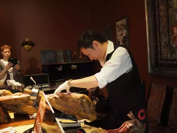 スペイン食材輸入商社のサスが総合展示会、イベリコ豚肉やメリノ種仔羊肉など紹介、「ハモン･イベリコ･べジョータ」のカッティング実演も