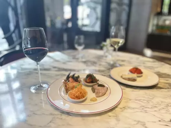 「食前のお酒と軽食を楽しむ“アペロ文化”が体験できる「アペタイザー･マルシェ」開始【セント レジス ホテル 大阪】」の画像