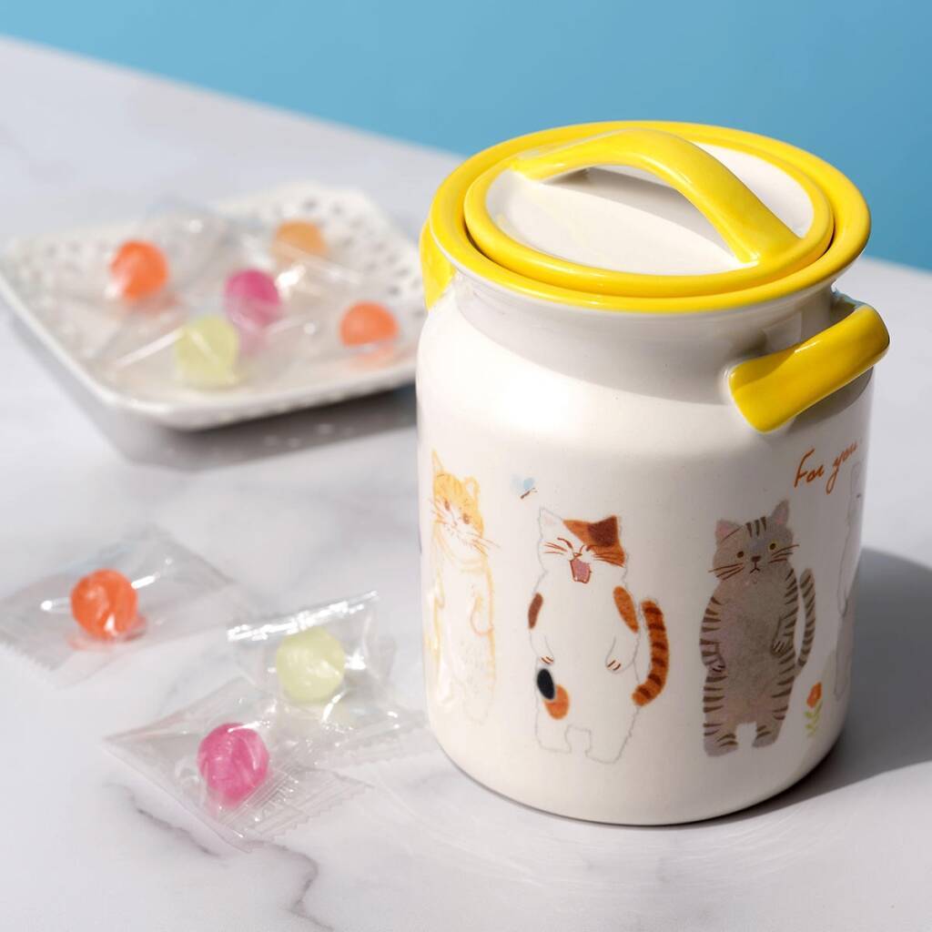 カルディ「ネコミニ缶」発売、ネコ組飴･ストロベリー風味キャンディ入り、「グランマワイルズ ビスケットアソート」も/猫の日2024