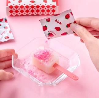 ういろに「いちごみるく」をかけて食べる「ウイロバー いちごみるく」発売【大須ういろ×サクマ製菓】