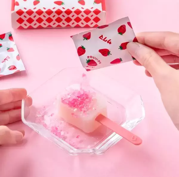 ういろに「いちごみるく」をかけて食べる「ウイロバー いちごみるく」発売【大須ういろ×サクマ製菓】