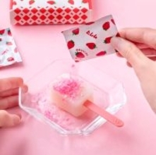 ういろに「いちごみるく」をかけて食べる「ウイロバー いちごみるく」発売【大須ういろ×サクマ製菓】