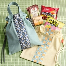 カルディ“台湾バッグ”販売スタート、デザインは2種類「パイナップルイエロー」「セージブルー」、台湾ラーメンやパイナップルケーキなどの食品をセットに