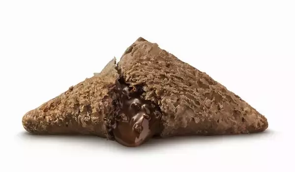 「マクドナルド「三角チョコパイ よくばりいちご」発売、ストロベリーチョコクリーム&ジャムのマックスイーツ、「三角チョコパイ黒」は販売継続」の画像