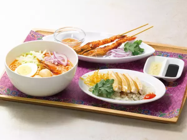 「ロイヤルホスト「シンガポールフェア」屋台料理をテーマにチキンライス･海老のサテー･シンガポールスリング風プチパフェ･タイガービールなど発売、7月11日から」の画像