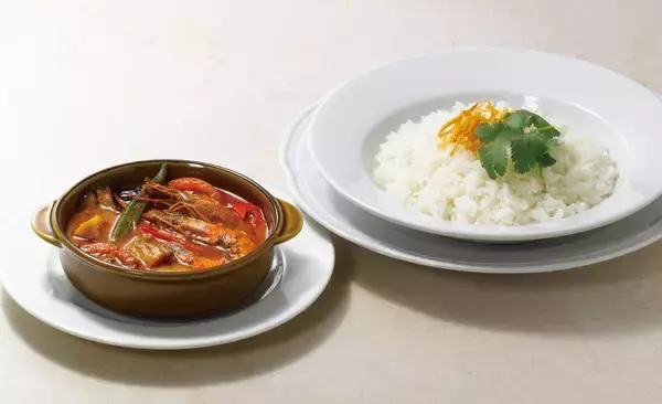 「ロイヤルホスト「シンガポールフェア」屋台料理をテーマにチキンライス･海老のサテー･シンガポールスリング風プチパフェ･タイガービールなど発売、7月11日から」の画像