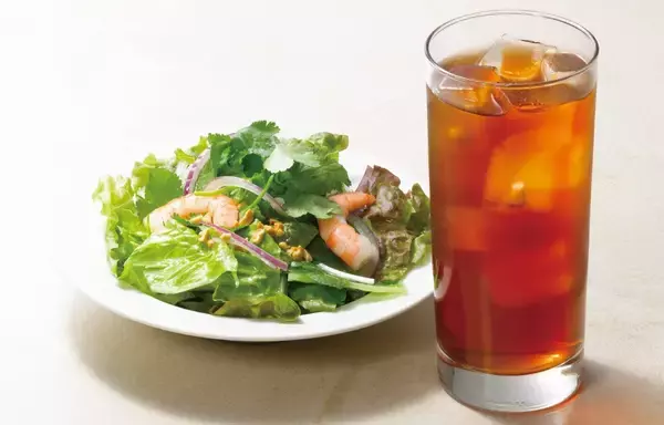 「ロイヤルホスト「シンガポールフェア」屋台料理をテーマにチキンライス･海老のサテー･シンガポールスリング風プチパフェ･タイガービールなど発売、7月11日から」の画像