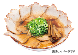 肉肉肉…肉の壁「肉盛りチャーシュー麺」が人気ラーメンチェーンで新登場　スープは「黒醤油」「白醤油」「味噌」の3種類