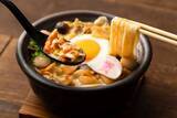 「【期間限定】資さんうどんの「豚汁鍋うどん」が“鍋仕様”で進化、「旨辛豚汁鍋うどん」も発売」の画像1