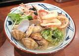 「丸亀製麺、夏限定「冷たーい旨塩うどん」今年も登場　昆布×ホタテの“旨塩だし”進化、新作2品も発売」の画像1