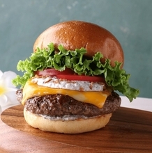 クア・アイナ「トリュフ コルビージャック チーズバーガー」など3種発売　トリュフ香る新作が登場