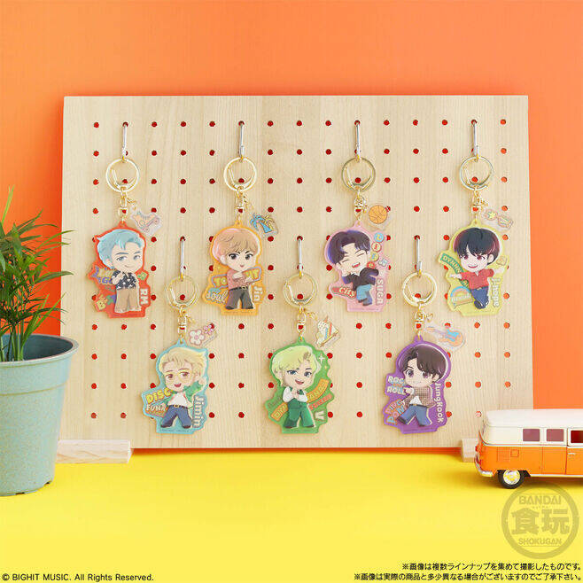 BTS「TinyTANアクリルチャーム」Dynamite衣装の7種類発売、“BIGダイカットステッカー”プレゼントも/バンダイ