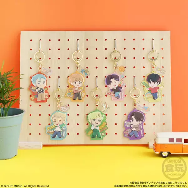 「BTS「TinyTANアクリルチャーム」Dynamite衣装の7種類発売、“BIGダイカットステッカー”プレゼントも/バンダイ」の画像