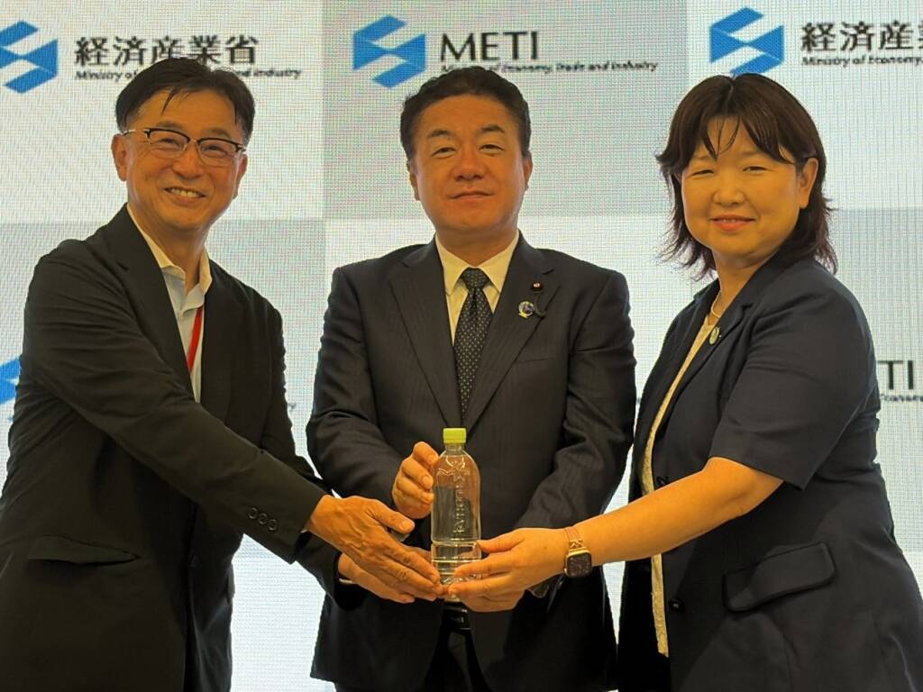 ラベルレス飲料、自販機に登場へ 経産省が省令改正、1本販売可能に