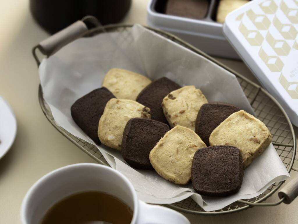 【成城石井】初の自家製クッキー缶を発売 「メロン箱」デザイン缶に人気の2種を詰め合わせ