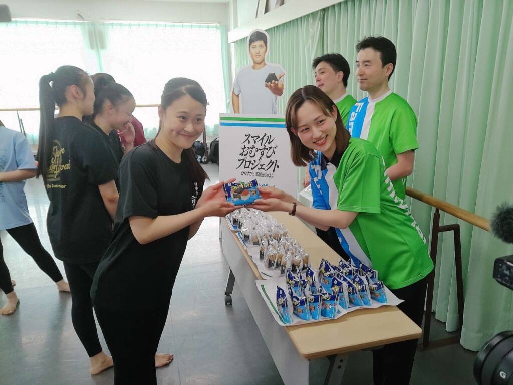 ファミリーマート、大谷選手と部活動応援　高校17校におむすび差し入れ