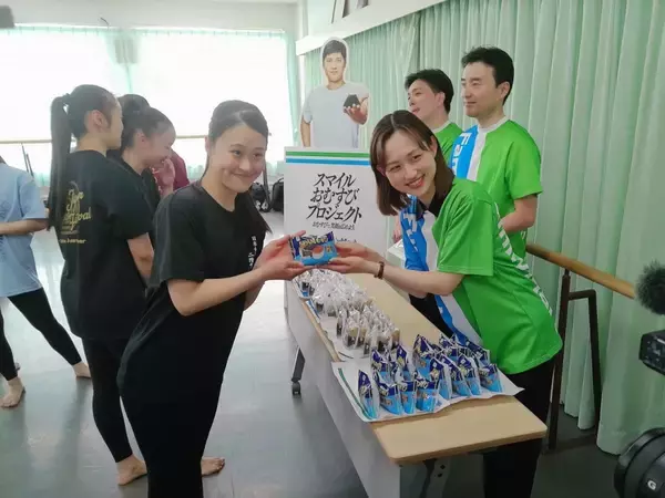 「ファミリーマート、大谷選手と部活動応援　小中高17校におむすび差し入れ」の画像