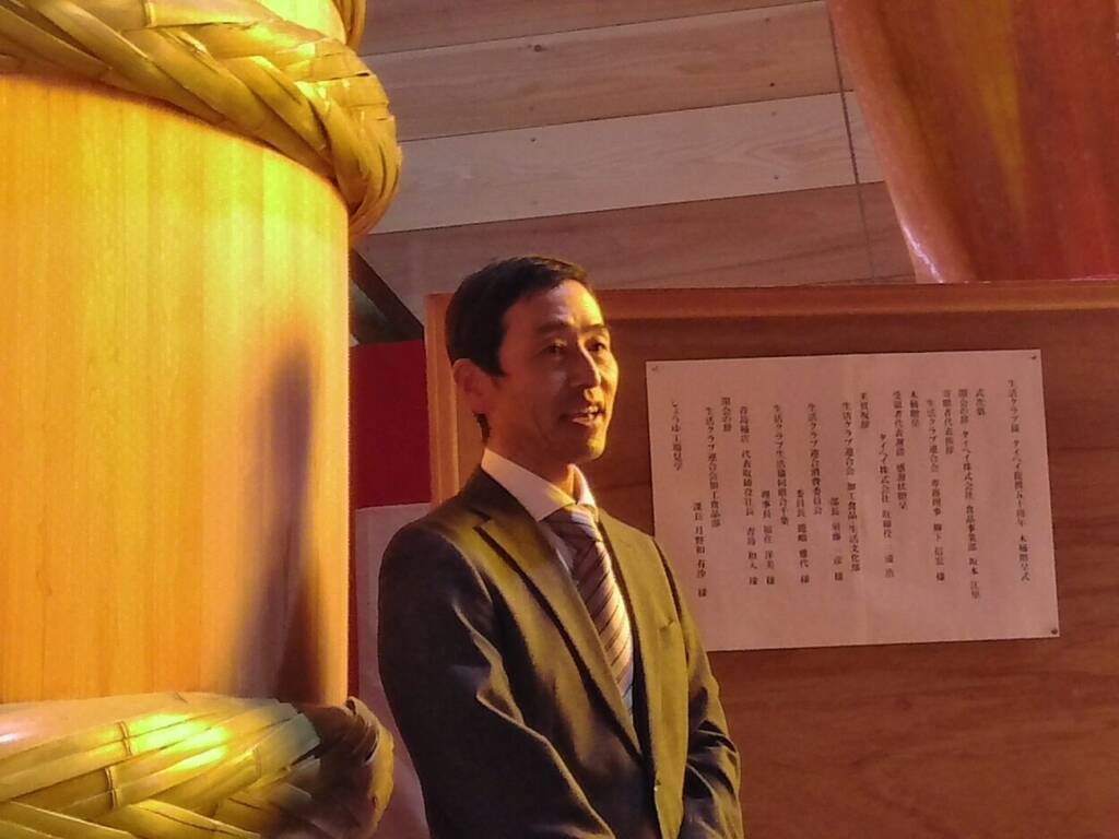 提携50周年記念、生協組合員からしょうゆ生産者･タイヘイへ木桶を贈呈　生活クラブ