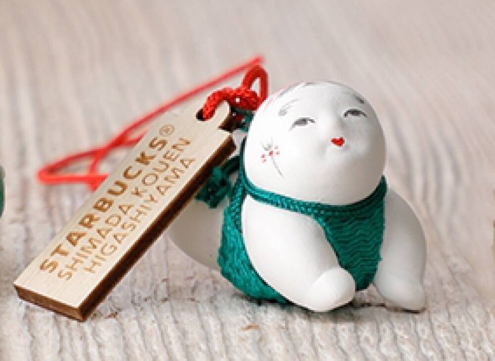 【スタバ】2026年の干支アイテムが加わった「縁起物チャーム」を京都市3店舗で発売