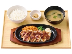 やよい軒「国産ポークカットステーキ定食」発売、柔らかな国産豚もも肉を2種のソースで