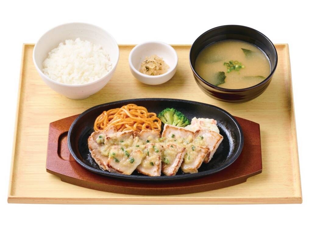 やよい軒「国産ポークカットステーキ定食」発売、柔らかな国産豚もも肉を2種のソースで