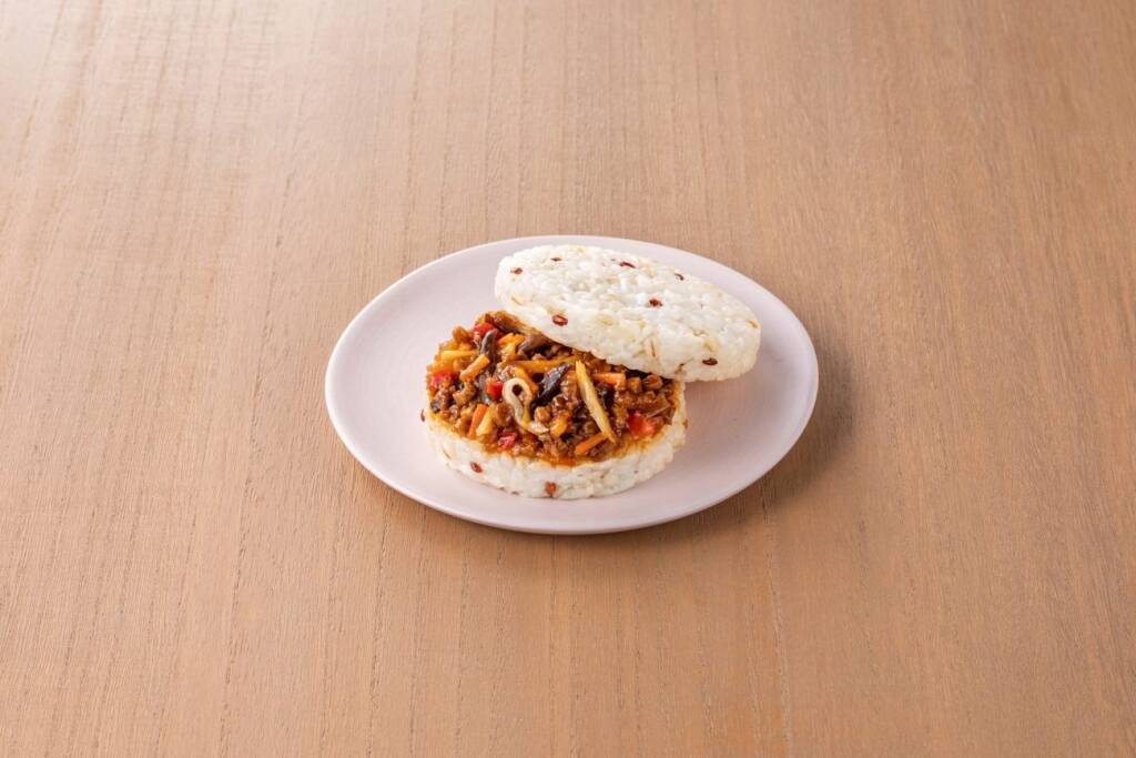 「雑穀ライスバーガー」発売記念イベント、3日間で3,000人超が試食体験──5種の雑穀×野菜のプラントベースバーガー【テーブルマーク】