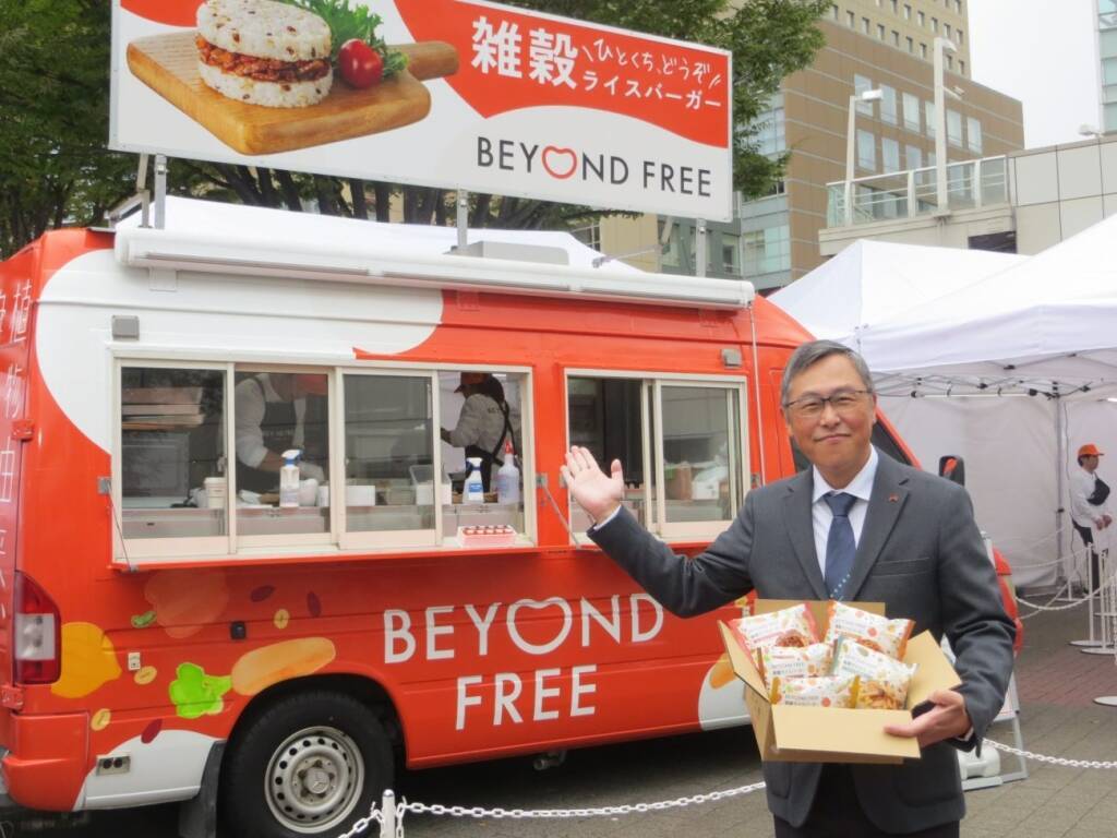 「雑穀ライスバーガー」発売記念イベント、3日間で3,000人超が試食体験──5種の雑穀×野菜のプラントベースバーガー【テーブルマーク】