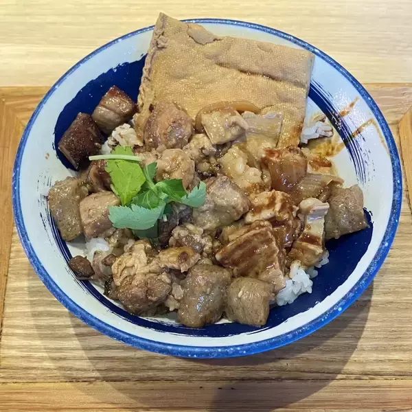 肉めし岡もと『肉ホルめし』、看板メニュー「肉めし」と人気メニュー「ホルモン丼」を合体させて新発売