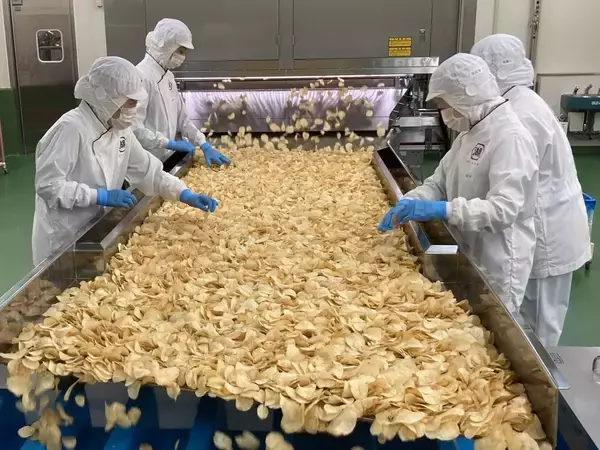 戦略品・輸出品を担う中核拠点に、ポテトチップスの供給体制を強化【湖池屋・中部工場】