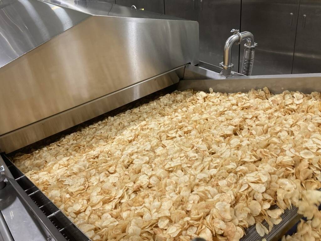 戦略品・輸出品を担う中核拠点に、ポテトチップスの供給体制を強化【湖池屋・中部工場】