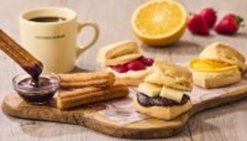 温かいスコーンにひんやりマンゴーとクリームチーズを挟んだ新メニュー登場【フレッシュネスバーガー】