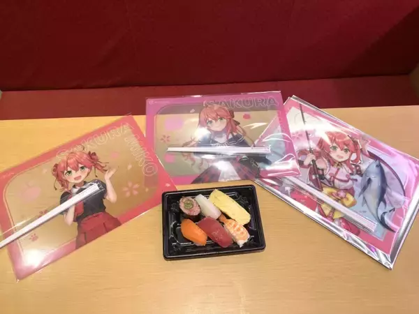 「『さくらみこ』×スシロー初コラボ、“にゃっはろ～スシろ～!”をテーマに限定グッズ付きメニューが登場」の画像