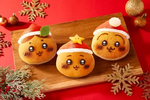 「サンタ帽をかぶったちいかわパンをクリスマス限定で発売/冬季限定のドリンクやギフト向けの瓶ジャム･紅茶缶も【ちいかわベーカリー】」の画像