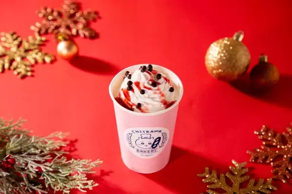 「サンタ帽をかぶったちいかわパンをクリスマス限定で発売/冬季限定のドリンクやギフト向けの瓶ジャム･紅茶缶も【ちいかわベーカリー】」の画像