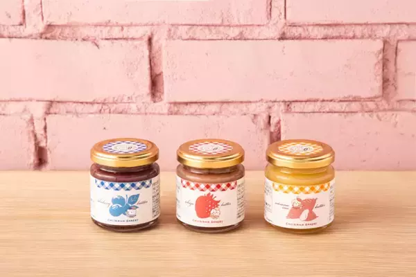 「サンタ帽をかぶったちいかわパンをクリスマス限定で発売/冬季限定のドリンクやギフト向けの瓶ジャム･紅茶缶も【ちいかわベーカリー】」の画像