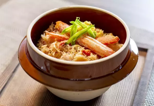 「北海道生まれ和食処とんでん 冷凍商品「けんたろうの釜めし」とり・ほたて・かに、レンジ加熱で“むらなくふっくら”、オンラインで発売」の画像