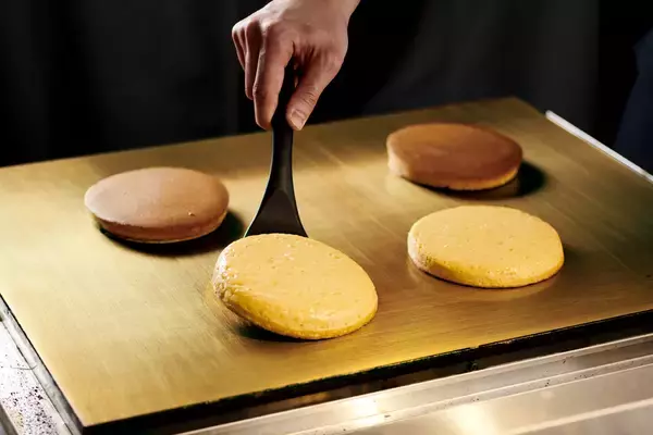 「5種チーズ×はちみつのサンドイッチ発売、スタッフ発案レシピを商品化/トラディショナル･ホットケーキの冬季限定メニューは苺×チョコ【珈琲館･珈琲館 蔵】」の画像